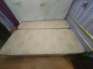 Colchón y cabecero de cama doble