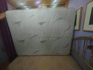 Colchón y cabecero de cama doble