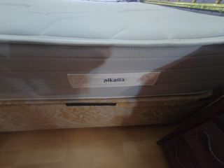 Colchón y cabecero de cama doble