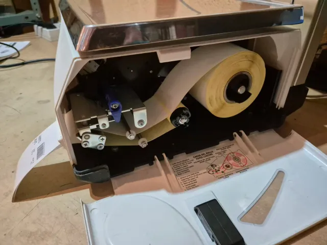 Balanza EPELSA EUROSCALE con ticket y etiquetas.