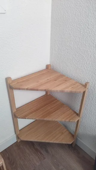 Estantería esquinera de madera