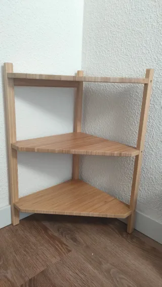 Estantería esquinera de madera