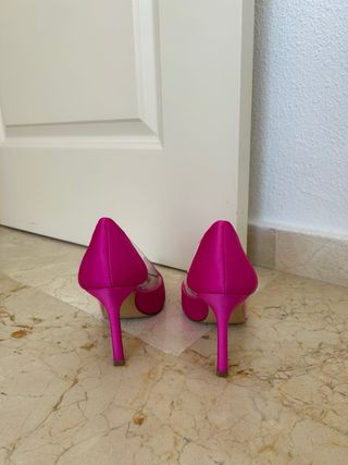 Zapatos tacón fucsia y transparentes