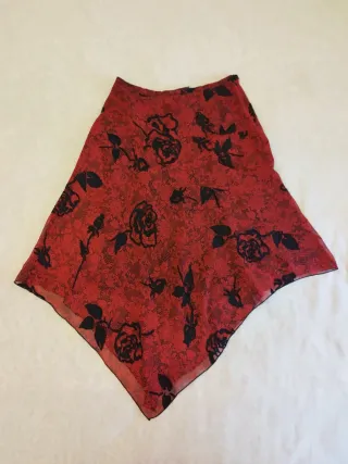 Falda midi asimétrica roja y negra