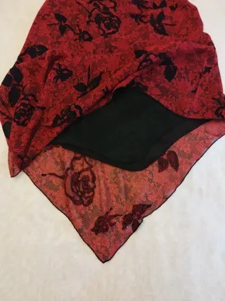 Falda midi asimétrica roja y negra