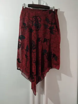 Falda midi asimétrica roja y negra