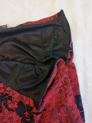 Falda midi asimétrica roja y negra