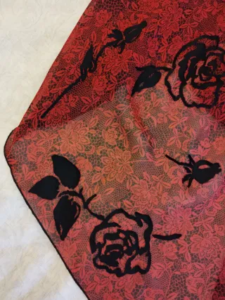Falda midi asimétrica roja y negra