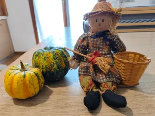 Pupazzo Spaventapasseri Autunnale con Cesto