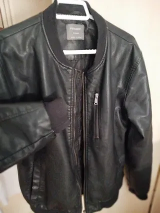 Chaqueta bomber negra cuero.