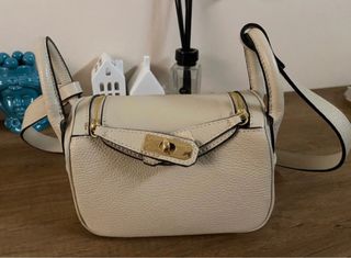 Borsa a tracolla beige con dettagli oro