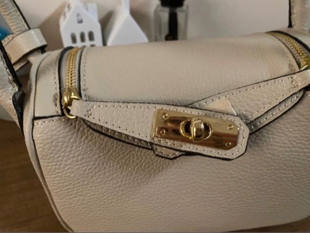 Borsa a tracolla beige con dettagli oro