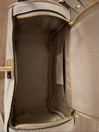 Borsa a tracolla beige con dettagli oro