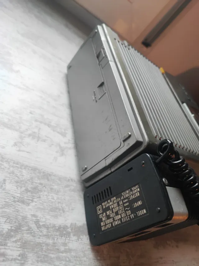 Radio TV JVC grigio e argento