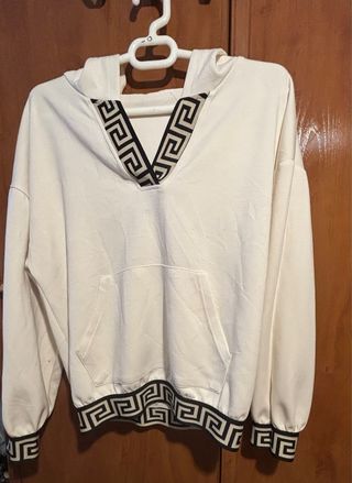Sudadera beige con detalles negros