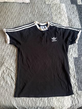 Camiseta Adidas Negra con Rayas Blancas