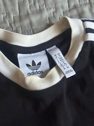 Camiseta Adidas Negra con Rayas Blancas