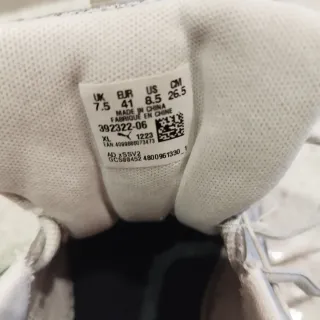 Zapatillas Adidas plateadas y blancas