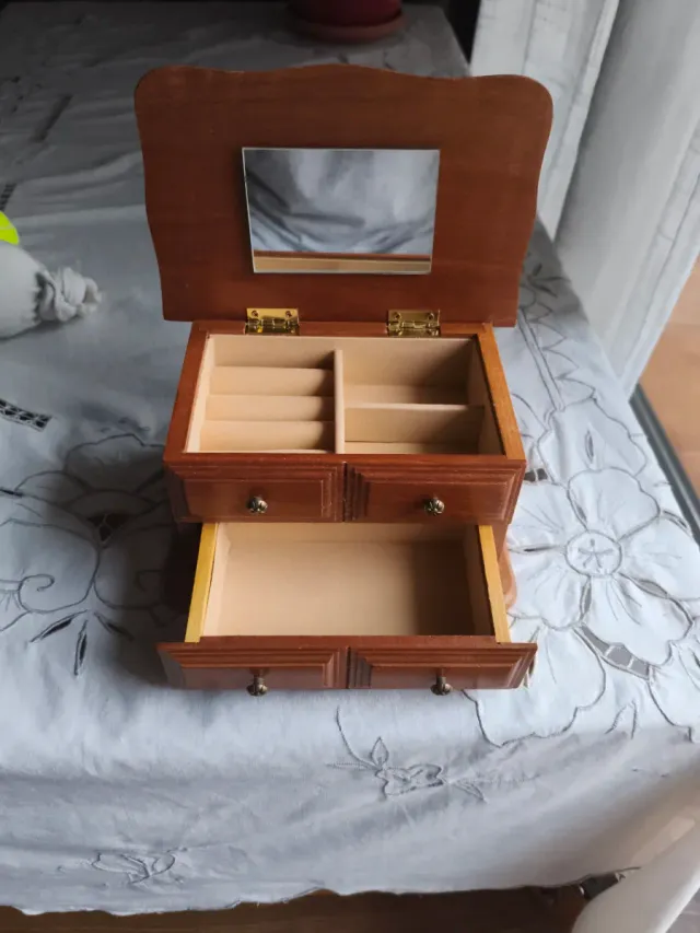Joyero de madera con espejo