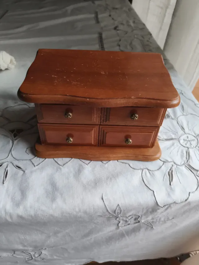 Joyero de madera con espejo