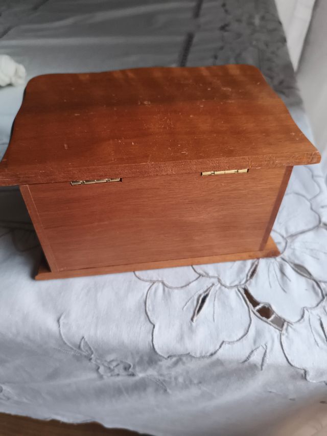 Joyero de madera con espejo