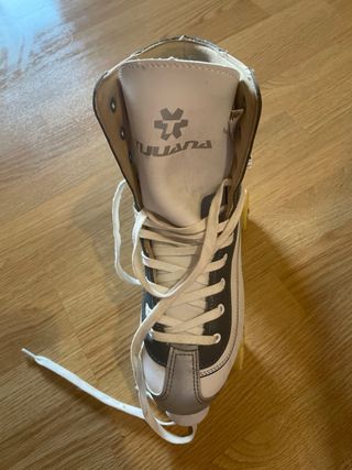 Patines de 4 ruedas blancos y grises