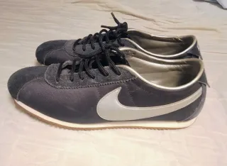 Zapatillas Nike Negras y Plateadas