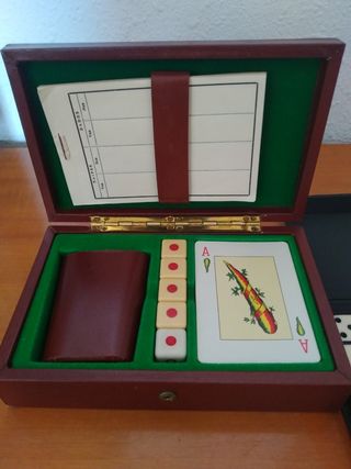 Juego de mesa: naipes, dados y dominó