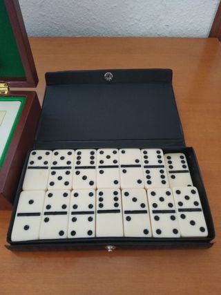 Juego de mesa: naipes, dados y dominó