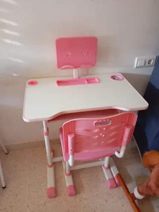 Escritorio y silla infantil rosa