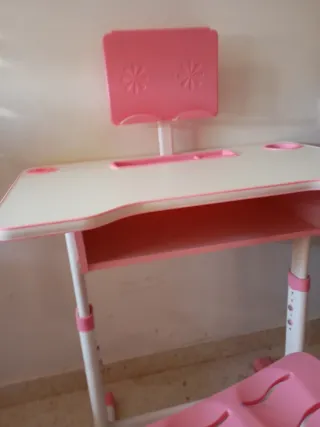 Escritorio y silla infantil rosa