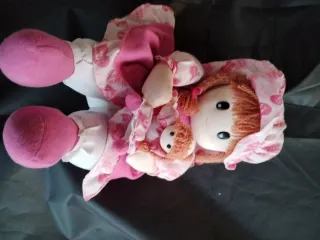 Muñeca de trapo rosa con bebé