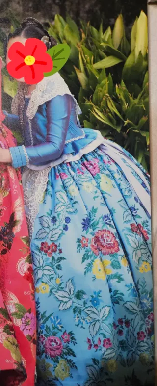 Traje de Fallera azul. Va sin manteletas.