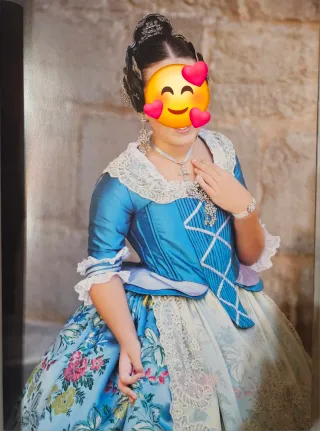 Traje de Fallera azul. Va sin manteletas.