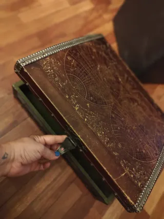 Baúl antiguo mapa vintage cuero y metal