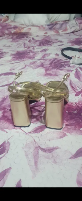 Sandalias de tacón doradas