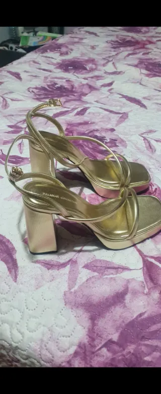 Sandalias de tacón doradas