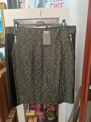 Falda Cortefiel negra y dorada a estrenar