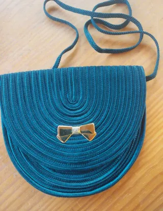 Bolso de fiesta con lazo dorado