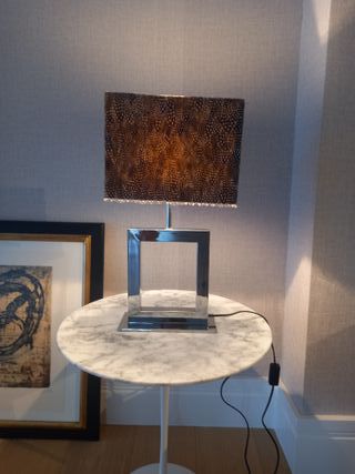 Lámpara de mesa con pantalla de plumas