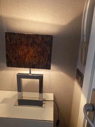 Lámpara de mesa con pantalla de plumas