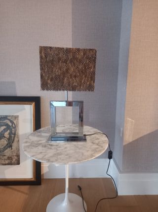 Lámpara de mesa con pantalla de plumas