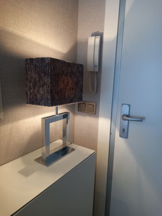 Lámpara de mesa con pantalla de plumas