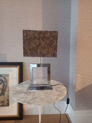 Lámpara de mesa con pantalla de plumas