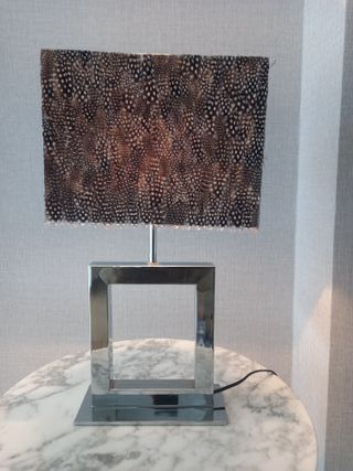 Lámpara de mesa con pantalla de plumas