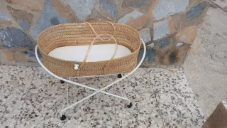 Moisés para bebé de mimbre con soporte. 