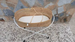 Moisés para bebé de mimbre con soporte. 
