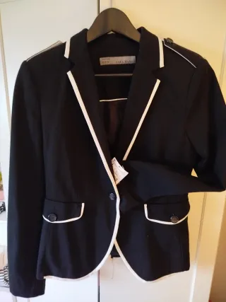 Chaqueta Zara Negra con Ribete Blanco