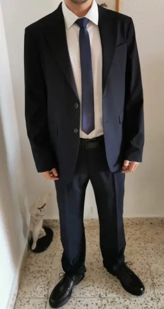 Traje azul y blanco
