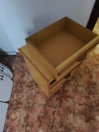 Mesita de noche de madera